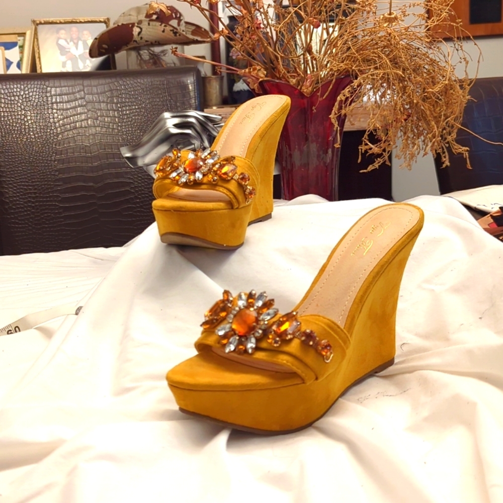 Vigo Fiore gold velvet slip on sandals